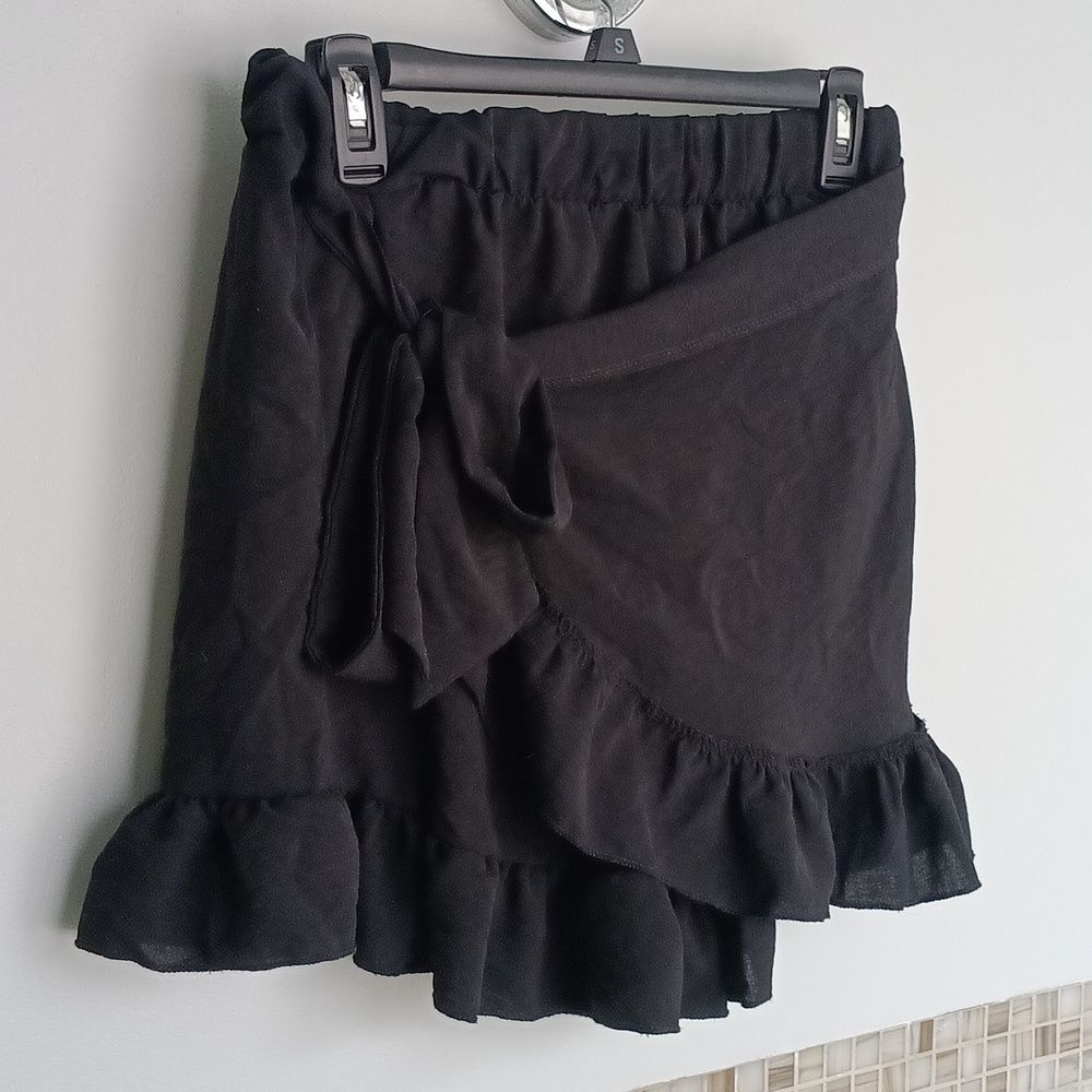 Chic Black Ruffle Mini Skirt